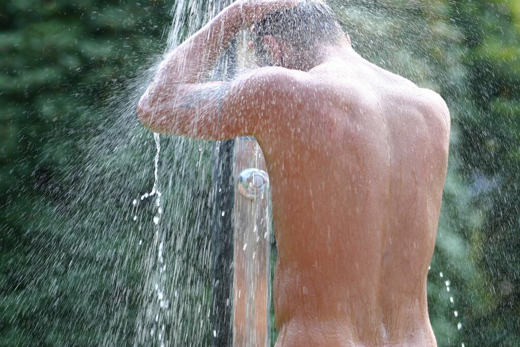 Μετά από ένα μπάνιο με σόδα, ένας άντρας πρέπει να κάνει ένα δροσερό ντους. 